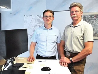 Das Bild zeigt ÖbVI Tobias Jurek und Reinhard Fiebig bei Verkündung der Partnerschaft im Vermessugnsbüro Foto: Theresa Demski 